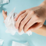 concepto-contaminacion-plastica-irracional-uso-excesivo-toallitas-humedas-vista-primer-plano-manos-que-limpian-muchos-tejidos-humedos_145134-229